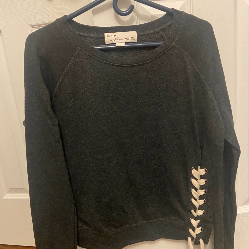 Long sleeved tee with braided bottom